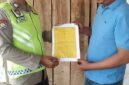 Personel Polsek Buay Madang Timur, Brigadir Iswanto, menyerahkan Maklumat Kapolda Sumsel tentang larangan membakar hutan dan lahan kepada salah seorang warga di Desa Sumber Mulyo, Kecamatan Buay Madang Timur, Kabupaten OKU Timur. 