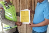 Personel Polsek Buay Madang Timur, Brigadir Iswanto, menyerahkan Maklumat Kapolda Sumsel tentang larangan membakar hutan dan lahan kepada salah seorang warga di Desa Sumber Mulyo, Kecamatan Buay Madang Timur, Kabupaten OKU Timur. 