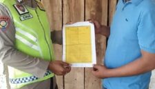 Personel Polsek Buay Madang Timur, Brigadir Iswanto, menyerahkan Maklumat Kapolda Sumsel tentang larangan membakar hutan dan lahan kepada salah seorang warga di Desa Sumber Mulyo, Kecamatan Buay Madang Timur, Kabupaten OKU Timur. 