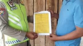 Personel Polsek Buay Madang Timur, Brigadir Iswanto, menyerahkan Maklumat Kapolda Sumsel tentang larangan membakar hutan dan lahan kepada salah seorang warga di Desa Sumber Mulyo, Kecamatan Buay Madang Timur, Kabupaten OKU Timur. 