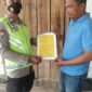 Personel Polsek Buay Madang Timur, Brigadir Iswanto, menyerahkan Maklumat Kapolda Sumsel tentang larangan membakar hutan dan lahan kepada salah seorang warga di Desa Sumber Mulyo, Kecamatan Buay Madang Timur, Kabupaten OKU Timur. 
