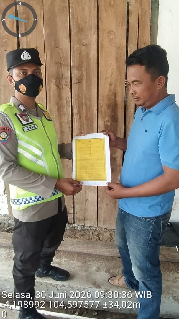 Personel Polsek Buay Madang Timur, Brigadir Iswanto, menyerahkan Maklumat Kapolda Sumsel tentang larangan membakar hutan dan lahan kepada salah seorang warga di Desa Sumber Mulyo, Kecamatan Buay Madang Timur, Kabupaten OKU Timur. 