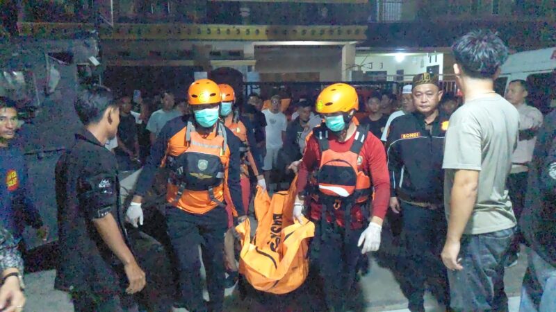 Jasad korban saat dibawa menuju rumah duka. Foto: Basarnas Palembang.