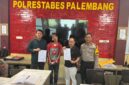 Foto : tersangka diserahkan dikantor polisi