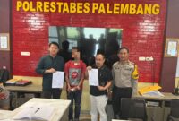 Foto : tersangka diserahkan dikantor polisi
