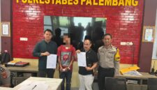 Foto : tersangka diserahkan dikantor polisi