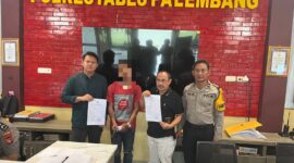 Foto : tersangka diserahkan dikantor polisi