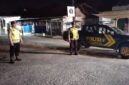 Personel Polsek Buay Madang Timur bersiaga di samping kendaraan dinas saat melaksanakan KRYD dan Patroli Subuh di kawasan Jalan Desa Srikaton, Kecamatan Buay Madang Timur, Kabupaten OKU Timur. 