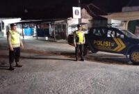 Personel Polsek Buay Madang Timur bersiaga di samping kendaraan dinas saat melaksanakan KRYD dan Patroli Subuh di kawasan Jalan Desa Srikaton, Kecamatan Buay Madang Timur, Kabupaten OKU Timur. 