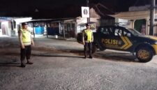 Personel Polsek Buay Madang Timur bersiaga di samping kendaraan dinas saat melaksanakan KRYD dan Patroli Subuh di kawasan Jalan Desa Srikaton, Kecamatan Buay Madang Timur, Kabupaten OKU Timur. 