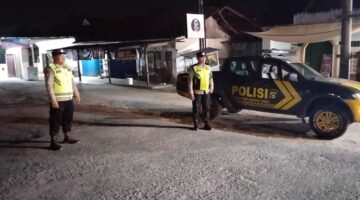 Personel Polsek Buay Madang Timur bersiaga di samping kendaraan dinas saat melaksanakan KRYD dan Patroli Subuh di kawasan Jalan Desa Srikaton, Kecamatan Buay Madang Timur, Kabupaten OKU Timur. 