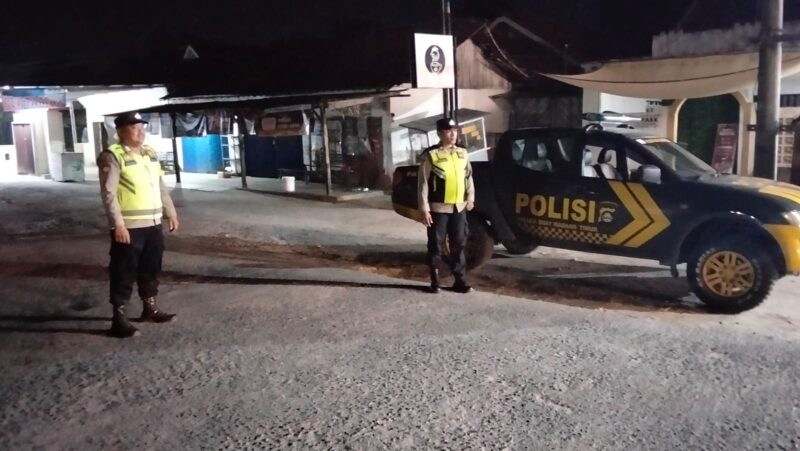 Personel Polsek Buay Madang Timur bersiaga di samping kendaraan dinas saat melaksanakan KRYD dan Patroli Subuh di kawasan Jalan Desa Srikaton, Kecamatan Buay Madang Timur, Kabupaten OKU Timur. 