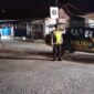 Personel Polsek Buay Madang Timur bersiaga di samping kendaraan dinas saat melaksanakan KRYD dan Patroli Subuh di kawasan Jalan Desa Srikaton, Kecamatan Buay Madang Timur, Kabupaten OKU Timur. 