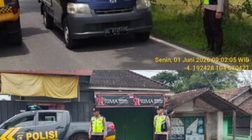 Personel Polsek Buay Madang Timur melakukan pemantauan kendaraan roda empat saat menggelar patroli KRYD, dan memantau situasi kamtibmas, serta mengantisipasi kerawanan kejahatan jalanan dalam giat patroli sore. Giat ini dilaksanakan guna mempersempit ruang gerak pelaku tindak pidana 3C di wilayah hukum Polsek Buay Madang Timur. 
