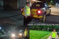 Personel Polsek Buay Madang Timur, Polres OKU Timur, melaksanakan pengamanan wilayah melalui Kegiatan Rutin Yang Ditingkatkan (KRYD) dan patroli dialogis lintas waktu (malam, subuh, dan siang) di kawasan Desa Banyumas Asri, Sumber Harjo, dan Sumber Mulyo. 