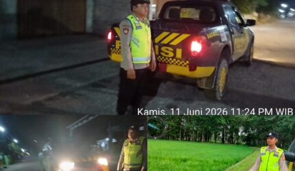 Personel Polsek Buay Madang Timur, Polres OKU Timur, melaksanakan pengamanan wilayah melalui Kegiatan Rutin Yang Ditingkatkan (KRYD) dan patroli dialogis lintas waktu (malam, subuh, dan siang) di kawasan Desa Banyumas Asri, Sumber Harjo, dan Sumber Mulyo.