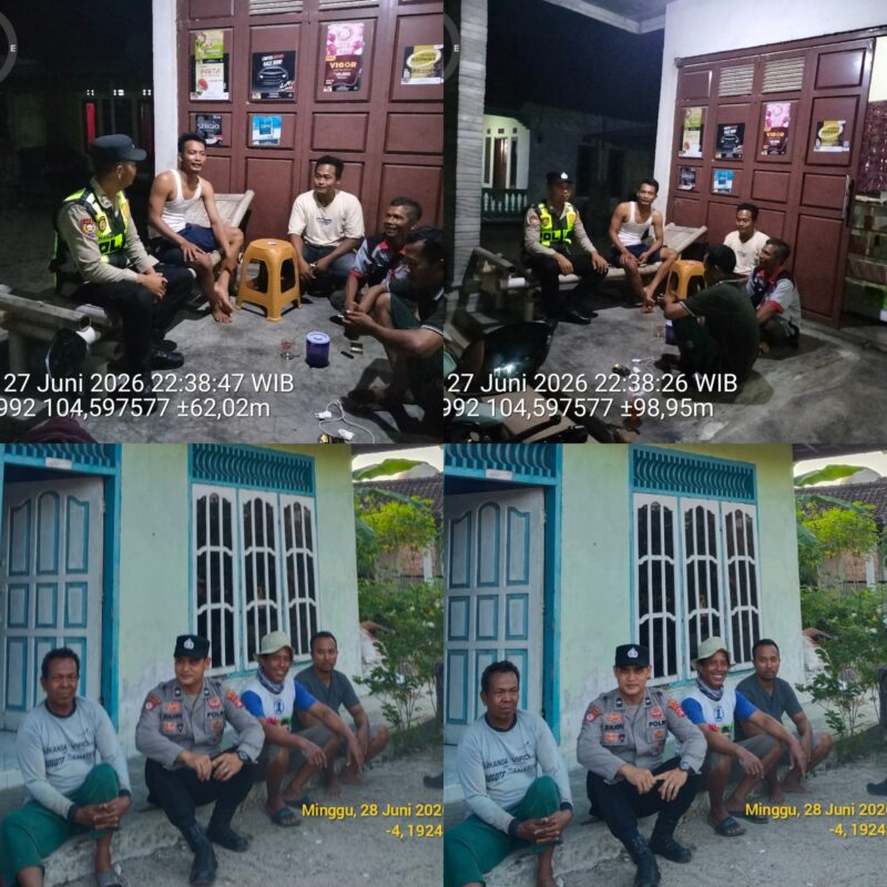 Personel Polsek Buay Madang Timur menggelar dialog santai bersama warga saat melaksanakan patroli sambang malam di Desa Sumber Harjo (atas) dan sambang siang di Desa Bangun Harjo (bawah), Kecamatan Buay Madang Timur, OKU Timur. 