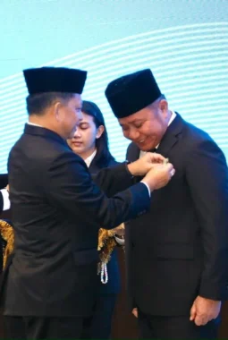 Terima Satyalancana Wira Karya dari Presiden, Herman Deru Dinilai Sukses Bangun Pesisir Berkelanjutan