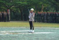 Perwira upacara berdiri tegap di depan barisan peleton TNI dan Polri saat berlangsungnya Upacara Peringatan Hari Bhayangkara ke-80 di Lapangan Pemkab OKU Timur. 