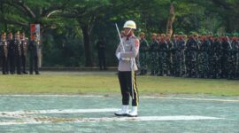Perwira upacara berdiri tegap di depan barisan peleton TNI dan Polri saat berlangsungnya Upacara Peringatan Hari Bhayangkara ke-80 di Lapangan Pemkab OKU Timur. 