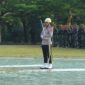 Perwira upacara berdiri tegap di depan barisan peleton TNI dan Polri saat berlangsungnya Upacara Peringatan Hari Bhayangkara ke-80 di Lapangan Pemkab OKU Timur. 