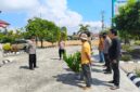 Kapolsek Buay Madang Timur, Iptu Swisspo (kiri), memberikan pengarahan kepada personel dan perwakilan warga saat memulai kegiatan penanaman bibit pohon di area Aspol Mapolsek Buay Madang Timur, Kabupaten OKU Timur. 
