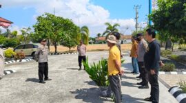 Kapolsek Buay Madang Timur, Iptu Swisspo (kiri), memberikan pengarahan kepada personel dan perwakilan warga saat memulai kegiatan penanaman bibit pohon di area Aspol Mapolsek Buay Madang Timur, Kabupaten OKU Timur. 