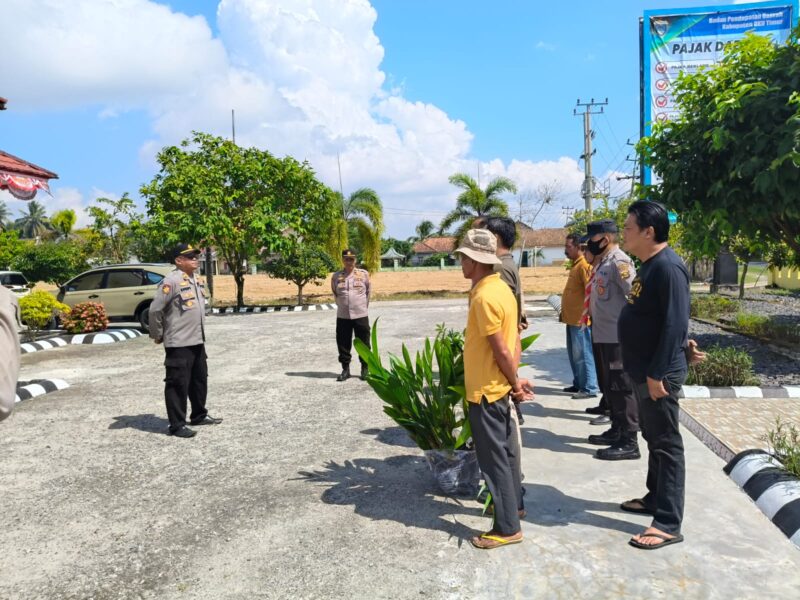 Kapolsek Buay Madang Timur, Iptu Swisspo (kiri), memberikan pengarahan kepada personel dan perwakilan warga saat memulai kegiatan penanaman bibit pohon di area Aspol Mapolsek Buay Madang Timur, Kabupaten OKU Timur. 