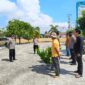 Kapolsek Buay Madang Timur, Iptu Swisspo (kiri), memberikan pengarahan kepada personel dan perwakilan warga saat memulai kegiatan penanaman bibit pohon di area Aspol Mapolsek Buay Madang Timur, Kabupaten OKU Timur. 