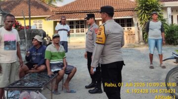 Personel Polsek Buay Madang Timur menyambangi dan berdialog langsung dengan warga di Desa Metro Rejo, Kecamatan Buay Madang Timur, Kabupaten OKU Timur, Sumatra Selatan. 