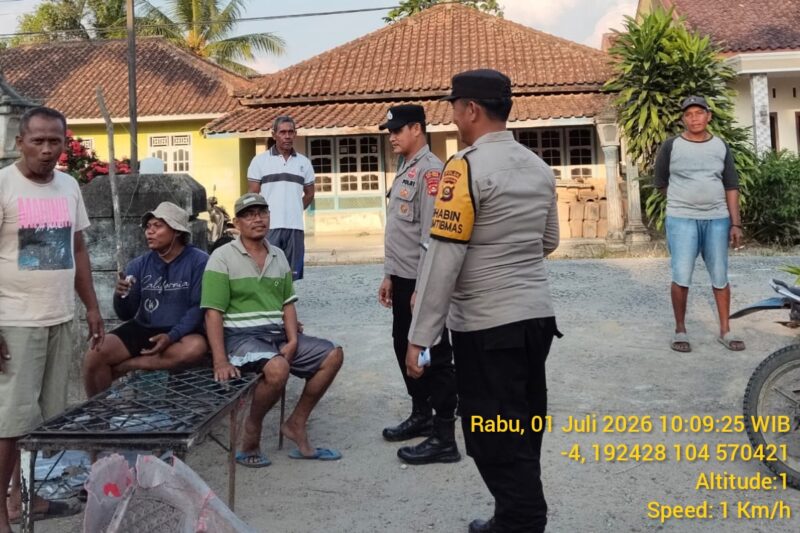 Personel Polsek Buay Madang Timur menyambangi dan berdialog langsung dengan warga di Desa Metro Rejo, Kecamatan Buay Madang Timur, Kabupaten OKU Timur, Sumatra Selatan. 