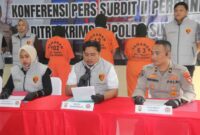 Para tersangka beserta barang bukti dihadirkan dalam press release di Polda Sumsel.