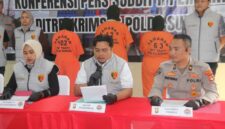 Para tersangka beserta barang bukti dihadirkan dalam press release di Polda Sumsel.