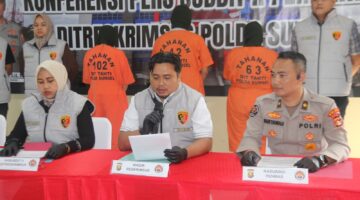 Para tersangka beserta barang bukti dihadirkan dalam press release di Polda Sumsel.