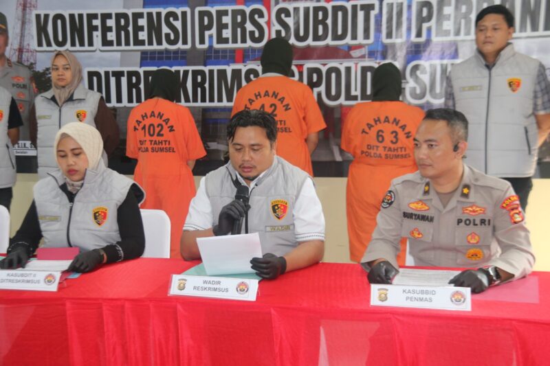 Para tersangka beserta barang bukti dihadirkan dalam press release di Polda Sumsel.