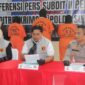 Para tersangka beserta barang bukti dihadirkan dalam press release di Polda Sumsel.