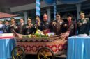 Caption: Kapolda Sumsel Irjen Pol. Sandi Nugroho bersama Gubernur Sumsel Herman Deru dan jajaran foto bersama usai memotong tumpeng dalam peringatan Hari Bhayangkara ke-80 di Griya Agung Palembang, Rabu (1/7/2026).