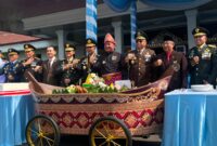 Caption: Kapolda Sumsel Irjen Pol. Sandi Nugroho bersama Gubernur Sumsel Herman Deru dan jajaran foto bersama usai memotong tumpeng dalam peringatan Hari Bhayangkara ke-80 di Griya Agung Palembang, Rabu (1/7/2026).