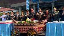 Caption: Kapolda Sumsel Irjen Pol. Sandi Nugroho bersama Gubernur Sumsel Herman Deru dan jajaran foto bersama usai memotong tumpeng dalam peringatan Hari Bhayangkara ke-80 di Griya Agung Palembang, Rabu (1/7/2026).