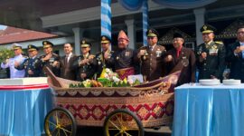 Caption: Kapolda Sumsel Irjen Pol. Sandi Nugroho bersama Gubernur Sumsel Herman Deru dan jajaran foto bersama usai memotong tumpeng dalam peringatan Hari Bhayangkara ke-80 di Griya Agung Palembang, Rabu (1/7/2026).