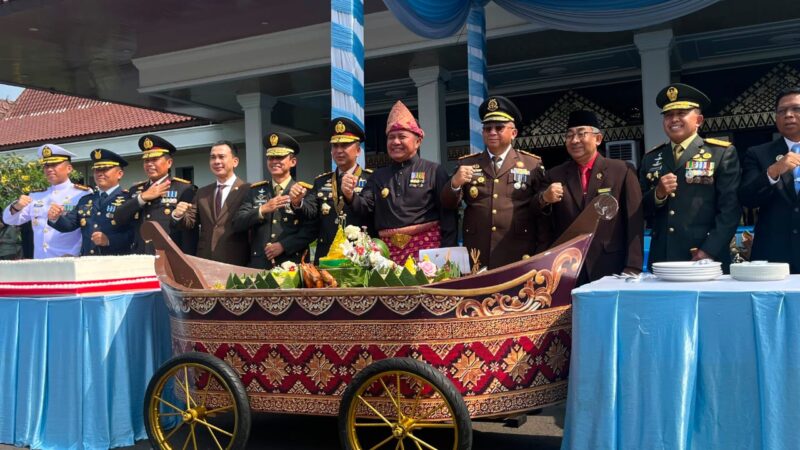 Caption: Kapolda Sumsel Irjen Pol. Sandi Nugroho bersama Gubernur Sumsel Herman Deru dan jajaran foto bersama usai memotong tumpeng dalam peringatan Hari Bhayangkara ke-80 di Griya Agung Palembang, Rabu (1/7/2026).