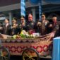 Caption: Kapolda Sumsel Irjen Pol. Sandi Nugroho bersama Gubernur Sumsel Herman Deru dan jajaran foto bersama usai memotong tumpeng dalam peringatan Hari Bhayangkara ke-80 di Griya Agung Palembang, Rabu (1/7/2026).