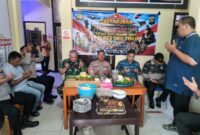 Kapolsek Buay Madang Timur IPTU Swisspo (tengah), bersama Camat Buay Madang Timur Ramadhan Agusten, perwakilan Danramil Peltu Rusdi, dan tokoh masyarakat khusyuk memanjatkan doa bersama saat menghadiri acara Tasyakuran HUT Bhayangkara ke-80 di Mapolsek Buay Madang Timur, OKU Timur. 