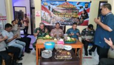 Kapolsek Buay Madang Timur IPTU Swisspo (tengah), bersama Camat Buay Madang Timur Ramadhan Agusten, perwakilan Danramil Peltu Rusdi, dan tokoh masyarakat khusyuk memanjatkan doa bersama saat menghadiri acara Tasyakuran HUT Bhayangkara ke-80 di Mapolsek Buay Madang Timur, OKU Timur. 