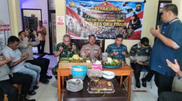 Kapolsek Buay Madang Timur IPTU Swisspo (tengah), bersama Camat Buay Madang Timur Ramadhan Agusten, perwakilan Danramil Peltu Rusdi, dan tokoh masyarakat khusyuk memanjatkan doa bersama saat menghadiri acara Tasyakuran HUT Bhayangkara ke-80 di Mapolsek Buay Madang Timur, OKU Timur. 