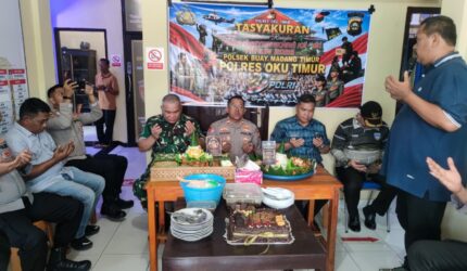 Kapolsek Buay Madang Timur IPTU Swisspo (tengah), bersama Camat Buay Madang Timur Ramadhan Agusten, perwakilan Danramil Peltu Rusdi, dan tokoh masyarakat khusyuk memanjatkan doa bersama saat menghadiri acara Tasyakuran HUT Bhayangkara ke-80 di Mapolsek Buay Madang Timur, OKU Timur.