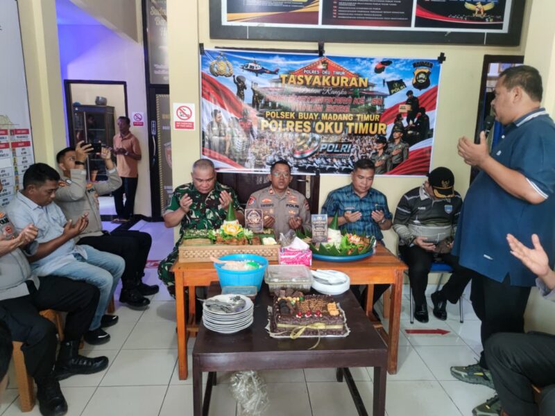 Kapolsek Buay Madang Timur IPTU Swisspo (tengah), bersama Camat Buay Madang Timur Ramadhan Agusten, perwakilan Danramil Peltu Rusdi, dan tokoh masyarakat khusyuk memanjatkan doa bersama saat menghadiri acara Tasyakuran HUT Bhayangkara ke-80 di Mapolsek Buay Madang Timur, OKU Timur. 