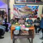 Kapolsek Buay Madang Timur IPTU Swisspo (tengah), bersama Camat Buay Madang Timur Ramadhan Agusten, perwakilan Danramil Peltu Rusdi, dan tokoh masyarakat khusyuk memanjatkan doa bersama saat menghadiri acara Tasyakuran HUT Bhayangkara ke-80 di Mapolsek Buay Madang Timur, OKU Timur. 