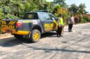 Personel Polsek Buay Madang Timur berjaga di samping kendaraan dinas patroli saat melaksanakan Kegiatan Rutin Yang Ditingkatkan (KRYD) di kawasan Jalan Desa Banyumas Asri, Kecamatan Buay Madang Timur, Kabupaten OKU Timur. 