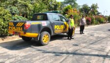 Personel Polsek Buay Madang Timur berjaga di samping kendaraan dinas patroli saat melaksanakan Kegiatan Rutin Yang Ditingkatkan (KRYD) di kawasan Jalan Desa Banyumas Asri, Kecamatan Buay Madang Timur, Kabupaten OKU Timur. 